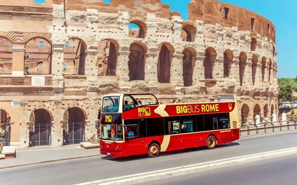Big Bus Rome bus in front of the Colosseum